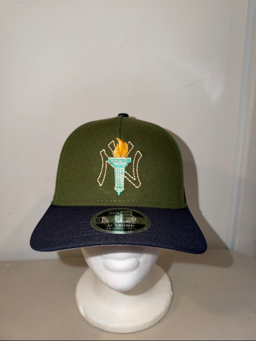 New York Yankees New Era M Crown Snapback (NWTS)